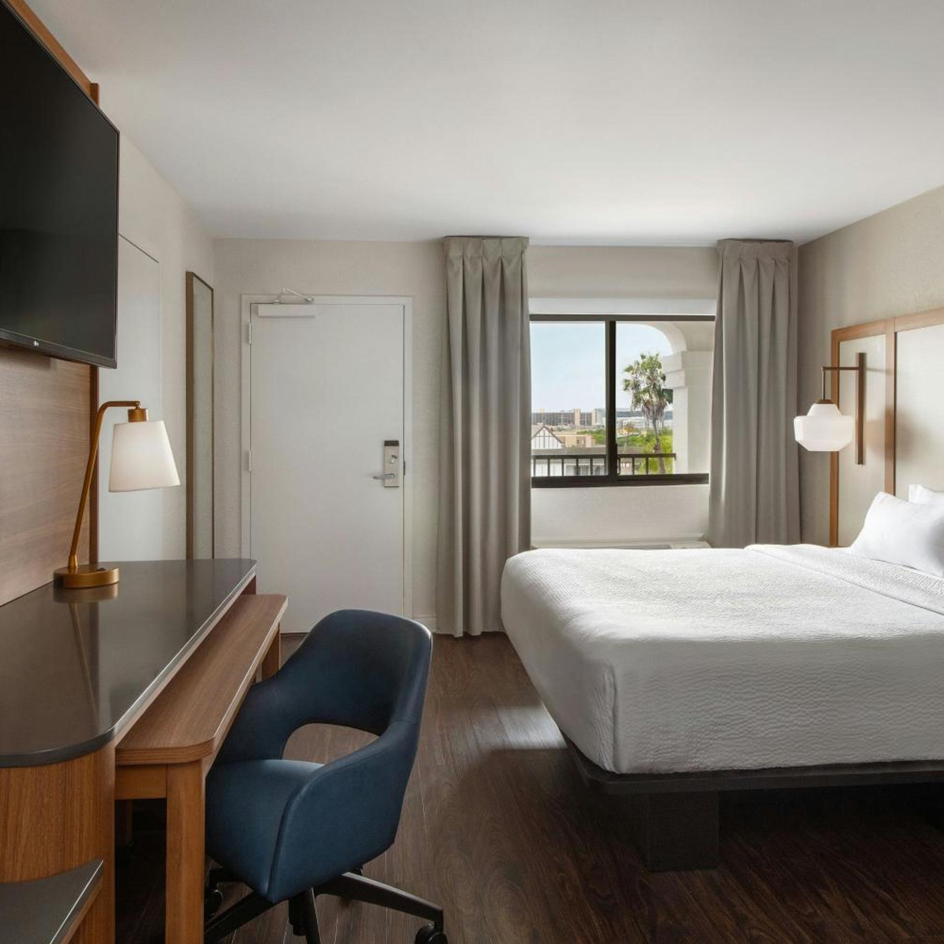 غرفة بسرير كينج بحوض استحمام في طابق منخفض لذوي الإعاقة، Fairfield Inn By Marriott Anaheim Resort 3/10