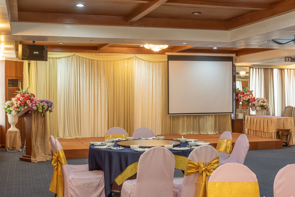 Nonthaburi Palace Hotel 58/66