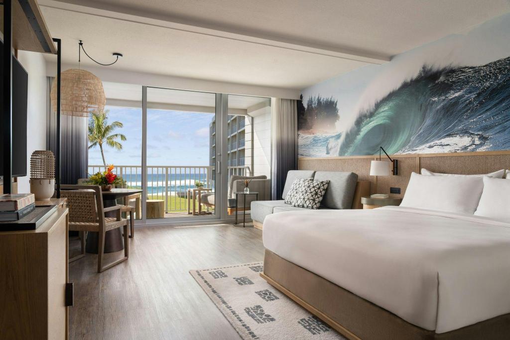 Lanai, Resort, Guest Room, King Bed, Partial Ocean View, Sofa, Low Floor