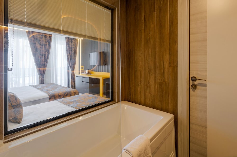 Atan Park Hotel 49/50