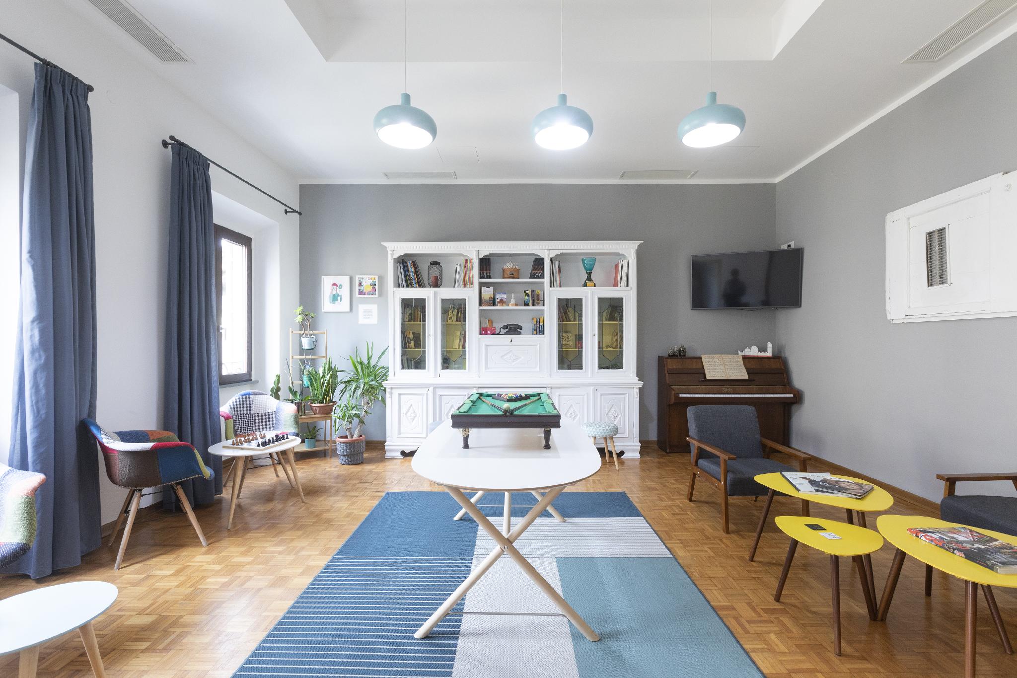 ROOM, DOUBLE OR TWIN BED