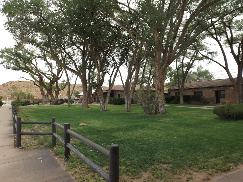 Thunderbird Lodge 37/48