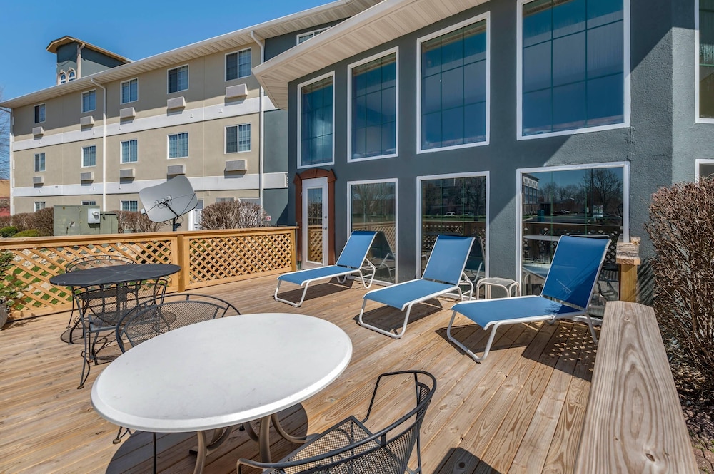 Clarion Pointe Indianapolis Airport 60/64