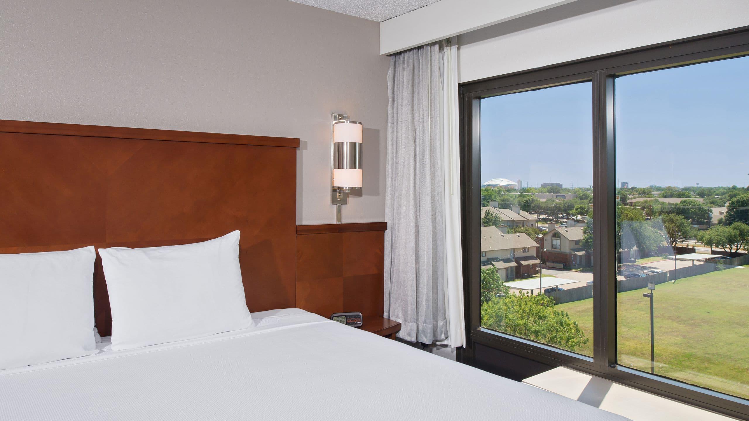 غرفة بسرير كينج مع أريكة