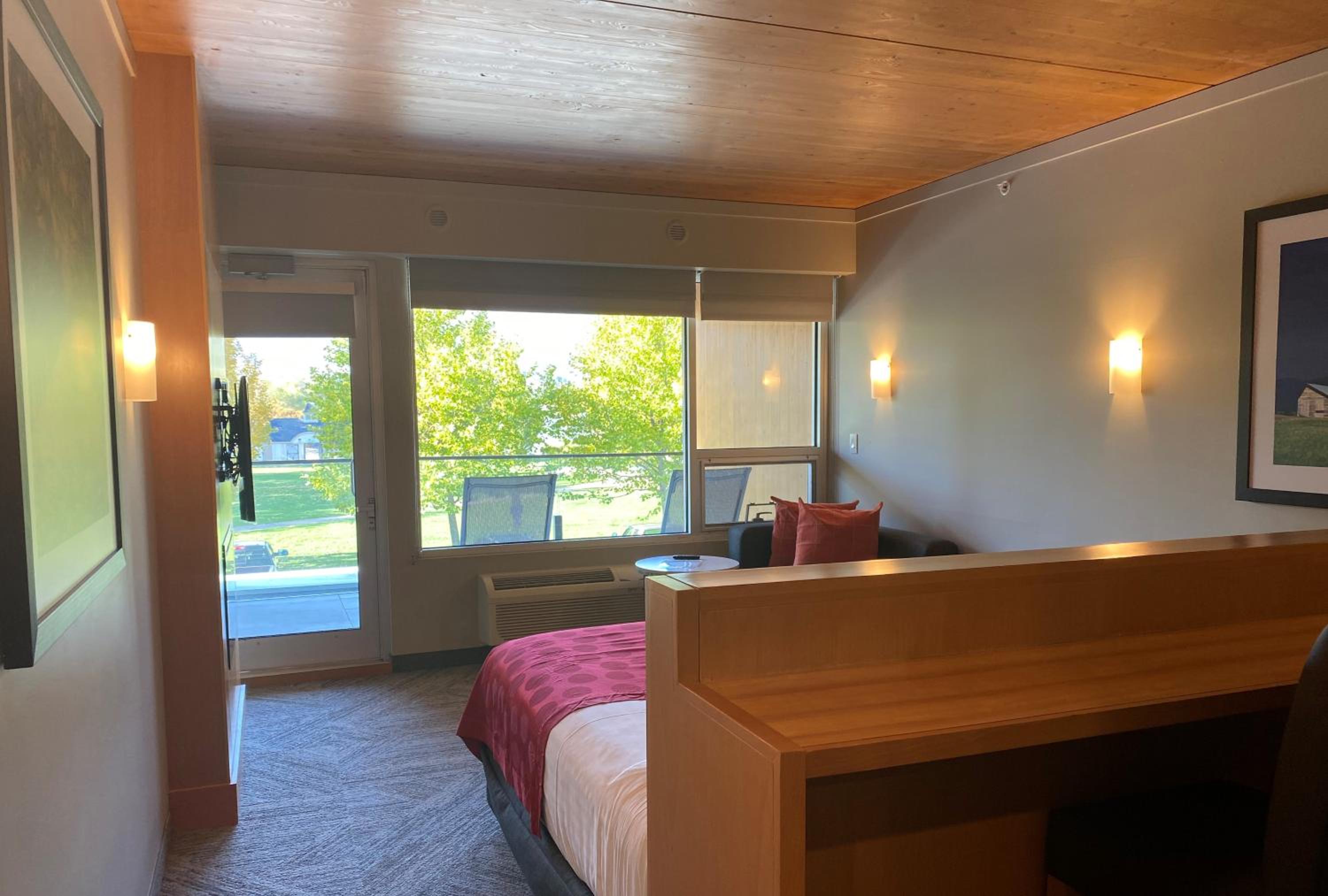 Room, Partial Lake View, West Wing، Penticton Lakeside Resort 3/5