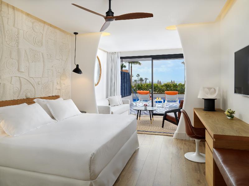 Swim Up, Single, Queen Bed