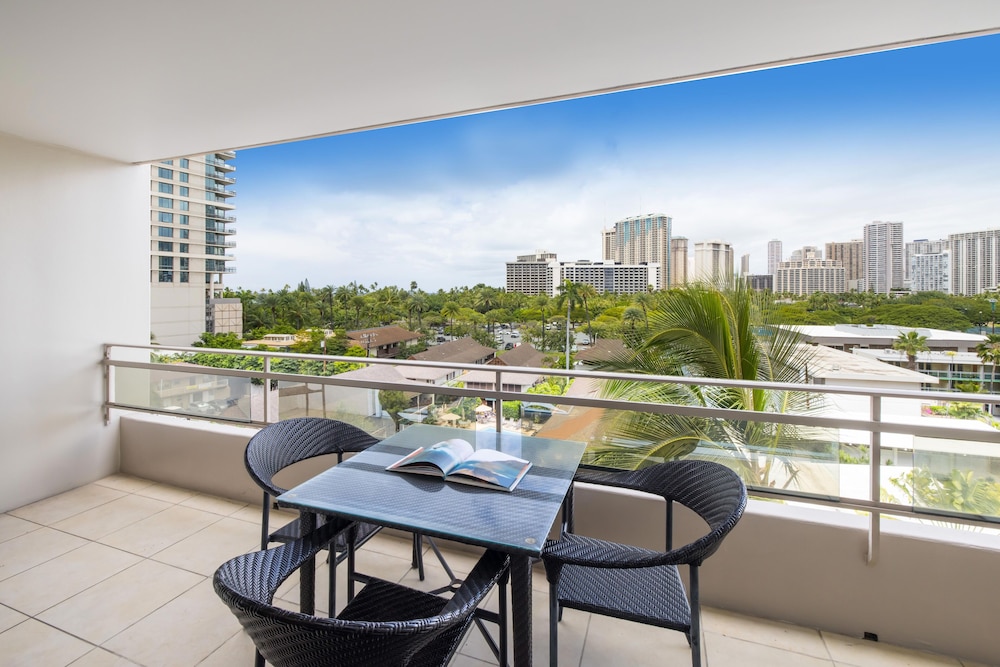 Regency on Beachwalk Waikiki by OUTRIGGER 39/50