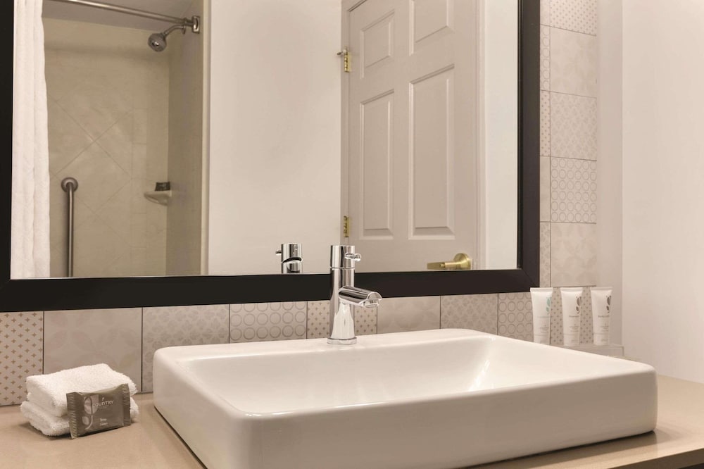 Country Inn & Suites by Radisson, London, KY 39/41