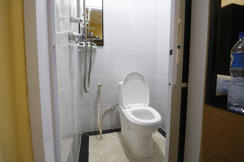 Reddoorz Plus Near Dc Mall Batam 17/39
