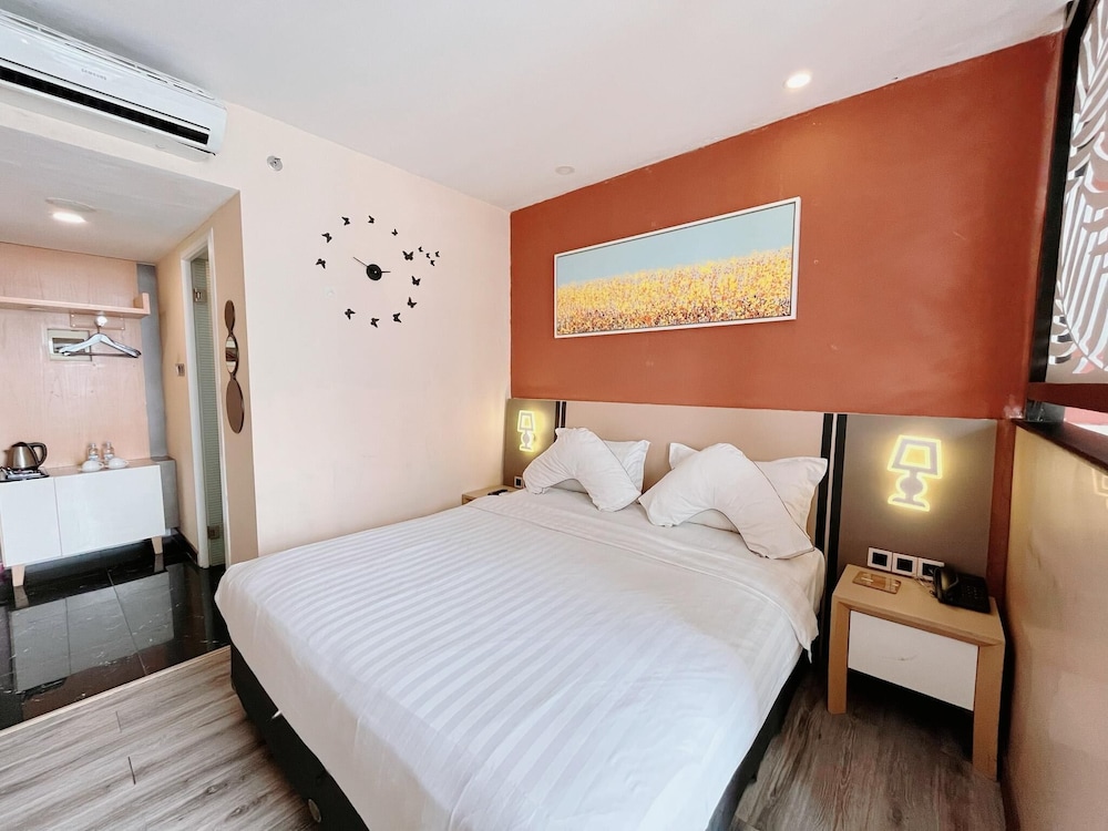 EXECUTIVE, JETTED TUB