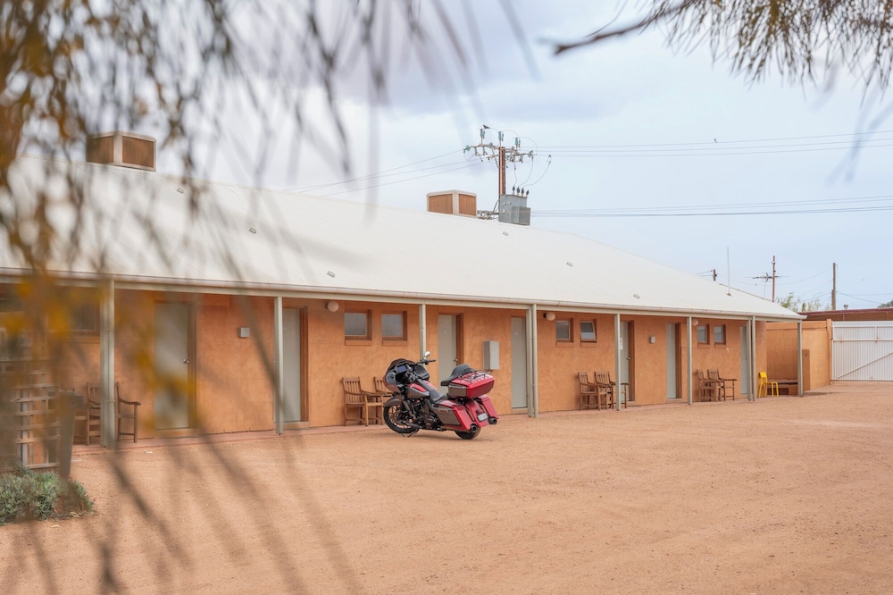 MUD HUT MOTEL 48/57