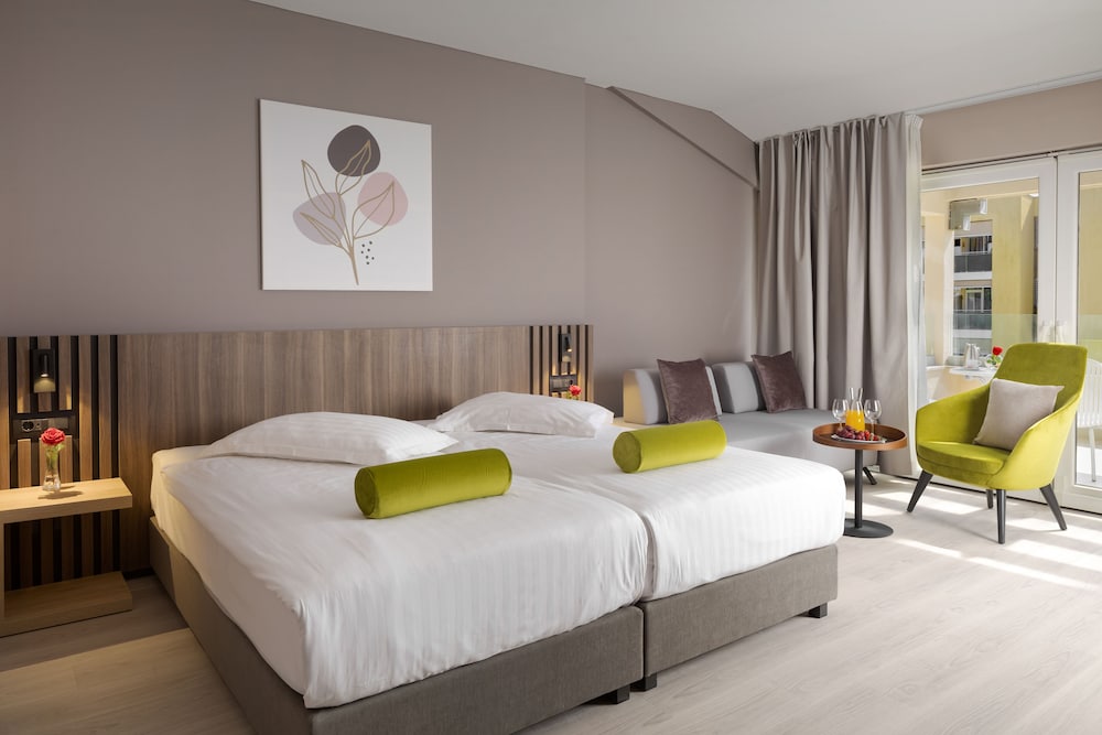Premium, Twin Beds, Pool Side, Sofa, Balcony