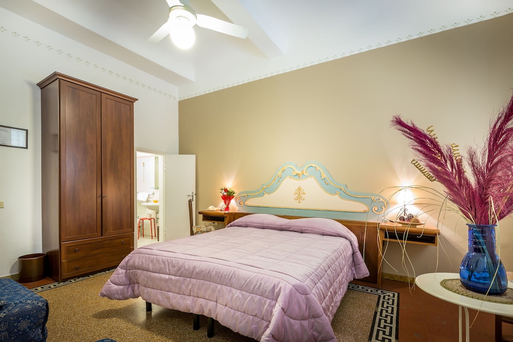 ROOM, TRIPLE, PRIVATE BATHROOM