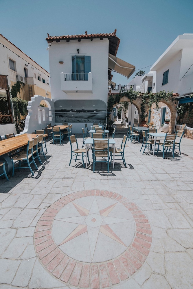 Saronis Hotel 45/50