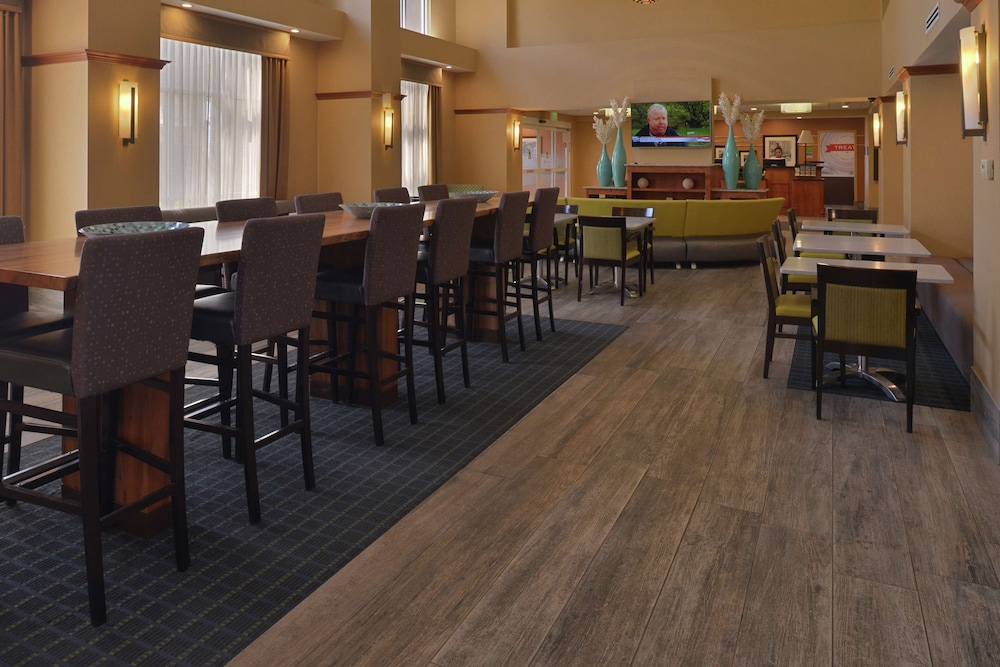 Hampton Inn & Suites Bakersfield North-Airport 52/62