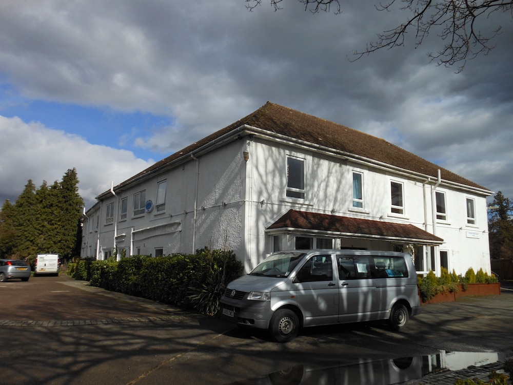 Gatwick Whitehouse Hotel 4/63