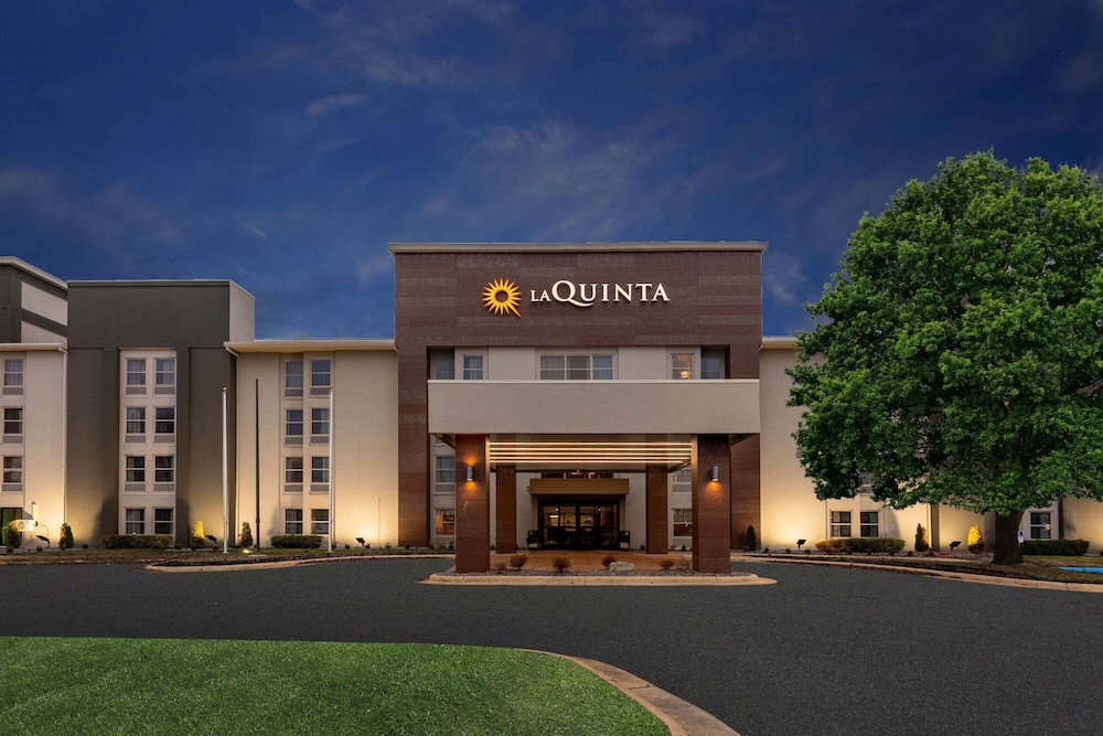 La Quinta Inn and Suites by Wyndham Jonesboro 2/26