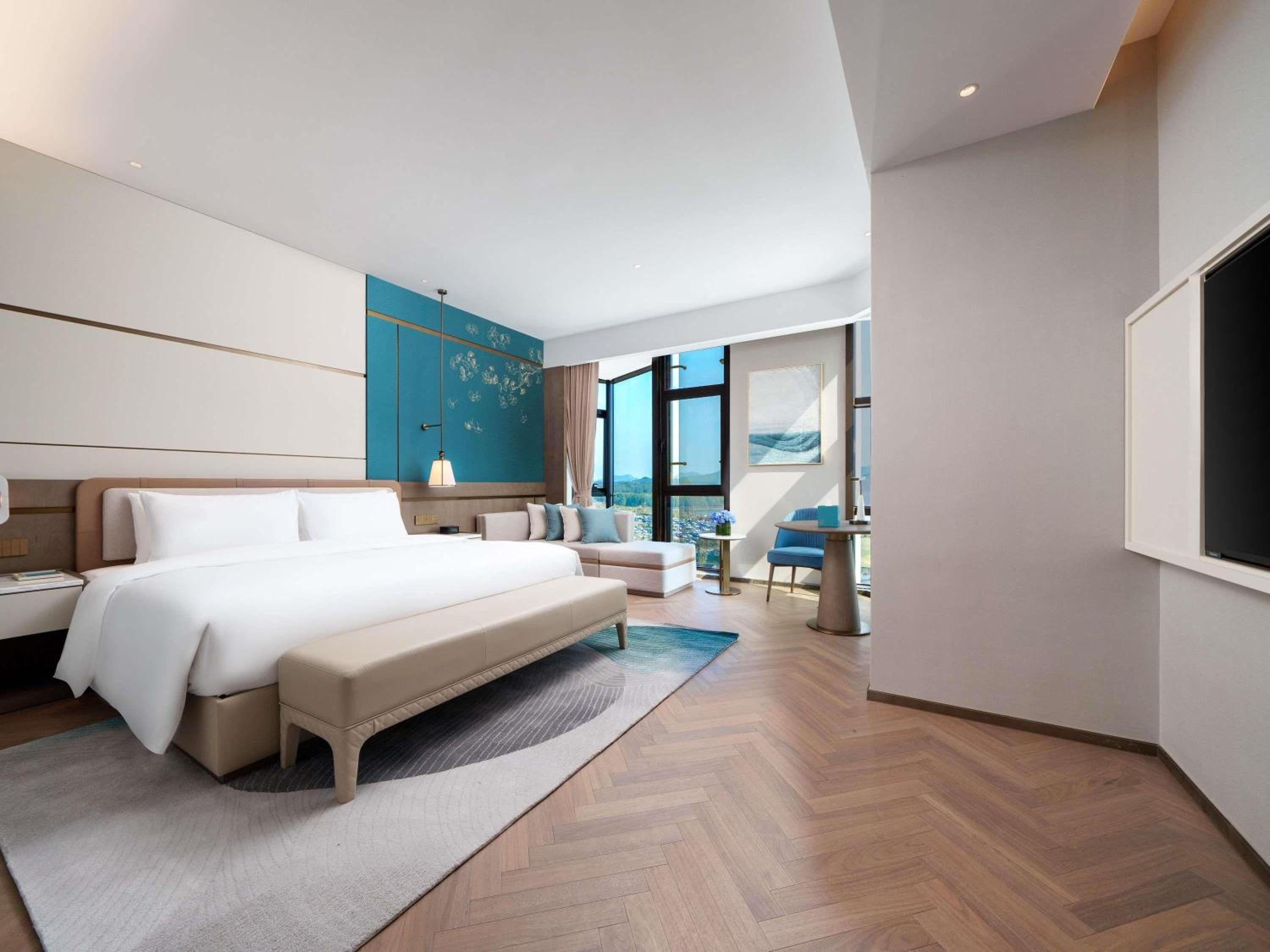 DELUXE, KING BED, LAKE VIEW