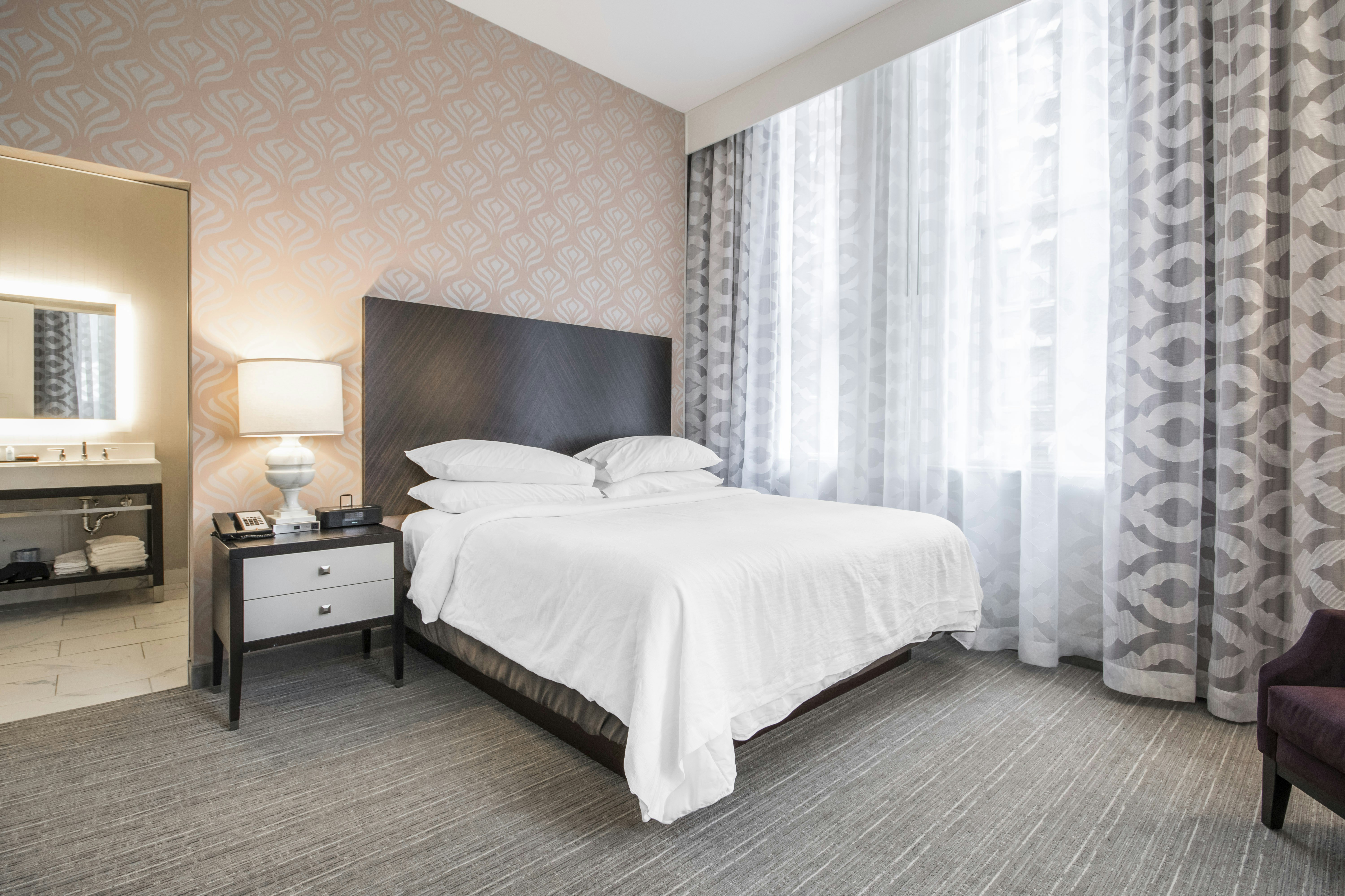 2 ROOMS, SUITE, KING BED, CORNER