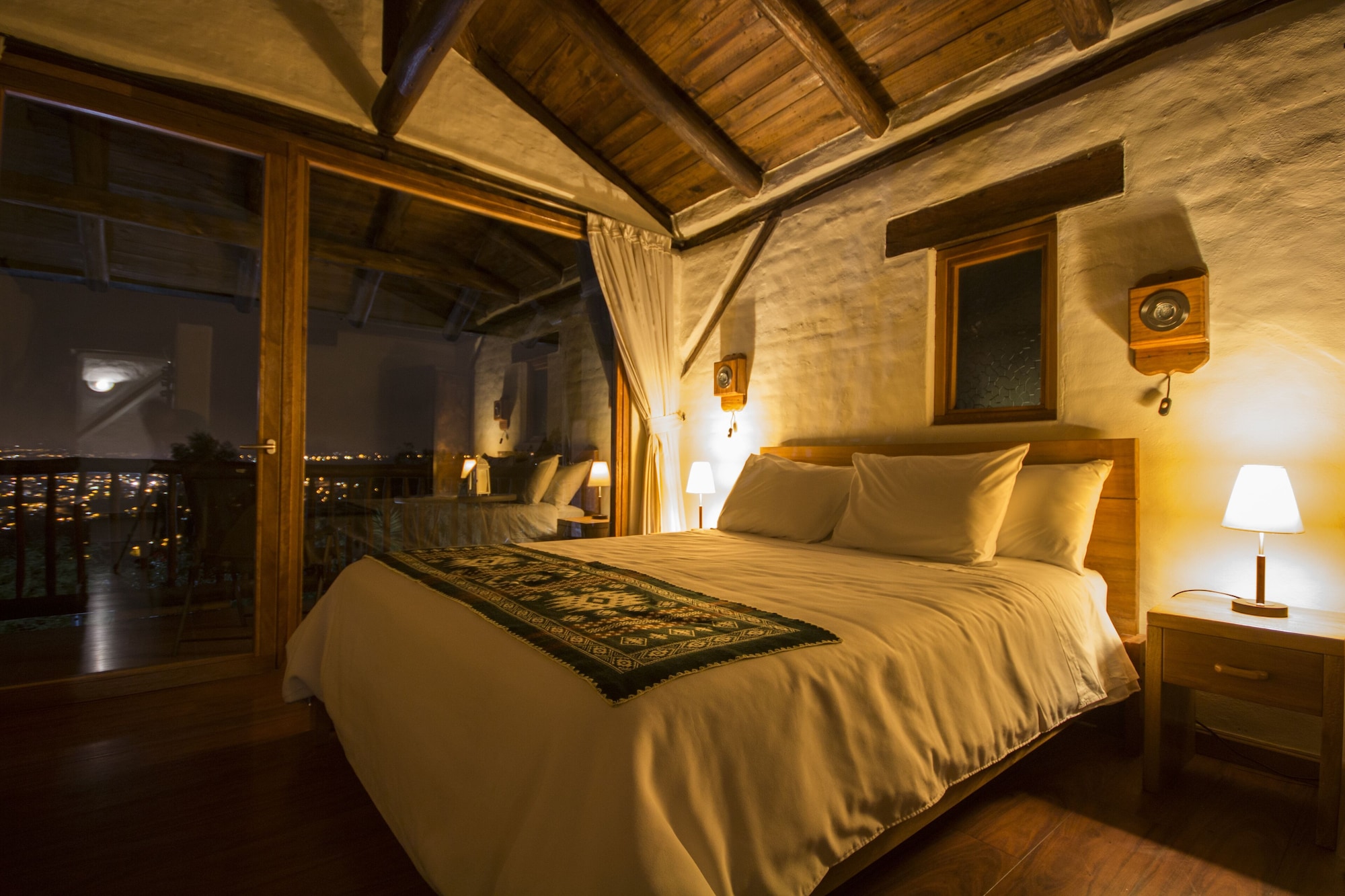 PANORAMIC, QUEEN BED, CITY VIEW