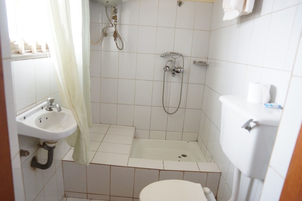 ROOM, SINGLE