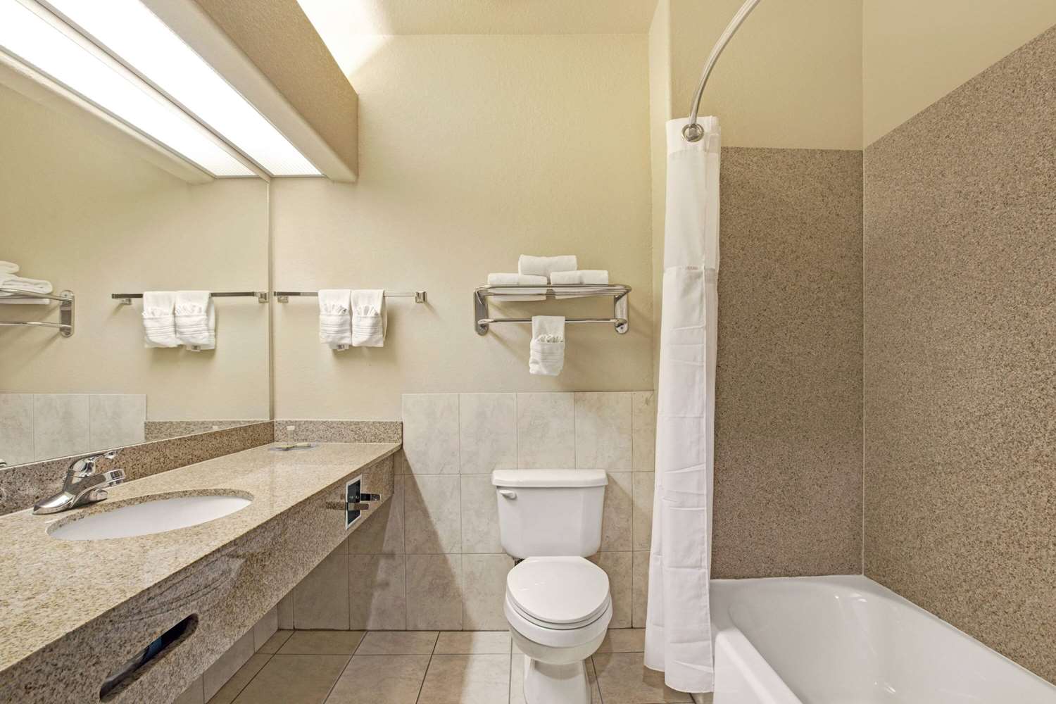 Super 8 by Wyndham IAH West/Greenspoint 28/31