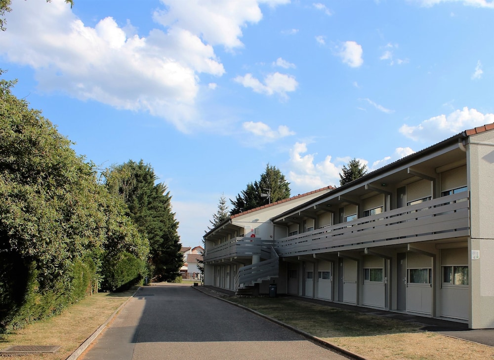 CAMPANILE VICHY - BELLERIVE SUR ALLIER 46/50