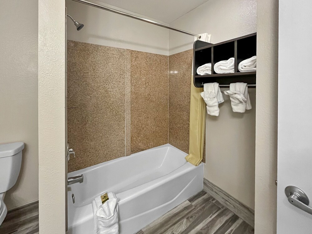Rodeo Lodge (ex Americas Best Value Inn and Suites-Clovis/Fresno) 56/59
