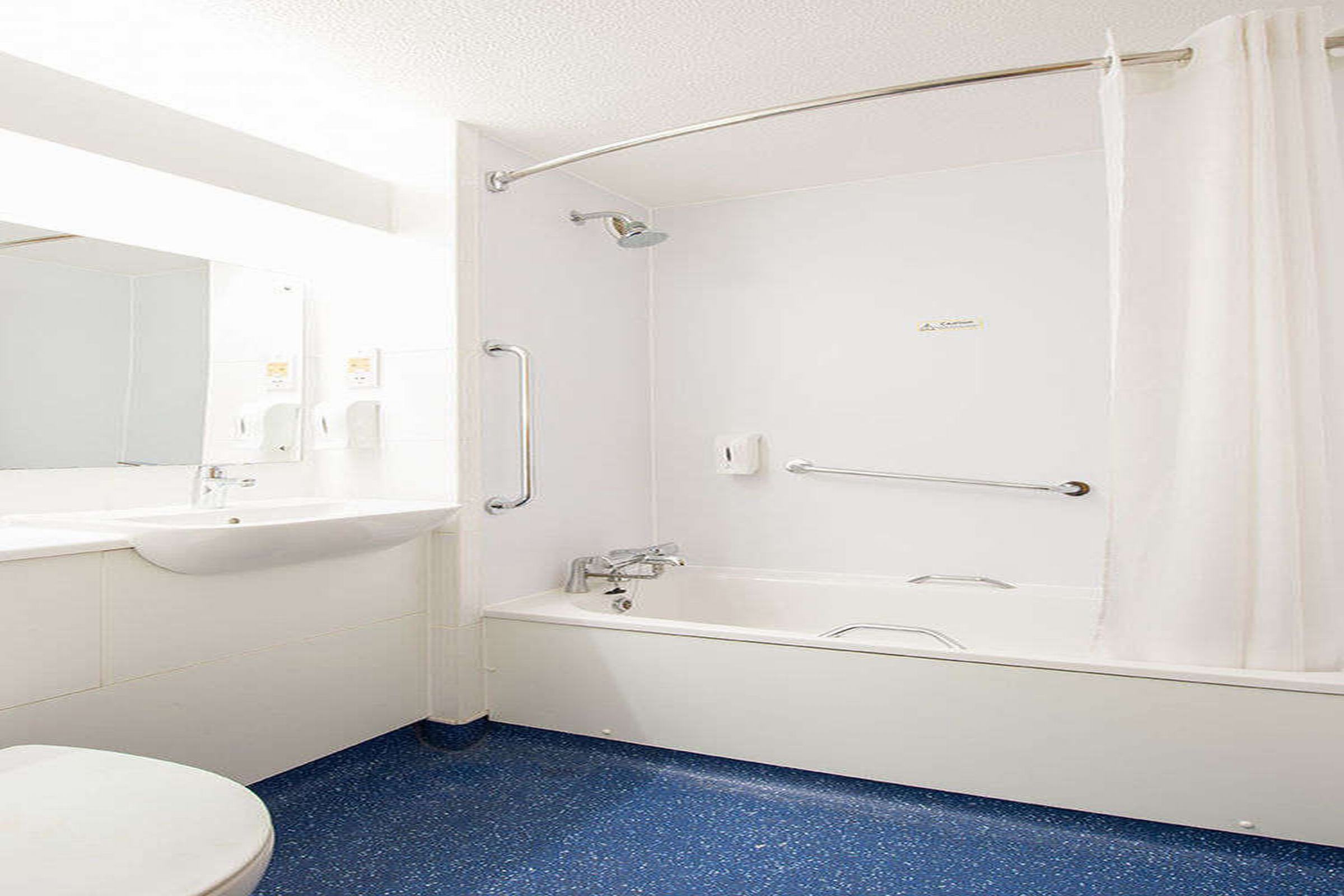 Travelodge Bristol Severn View M48 23/24