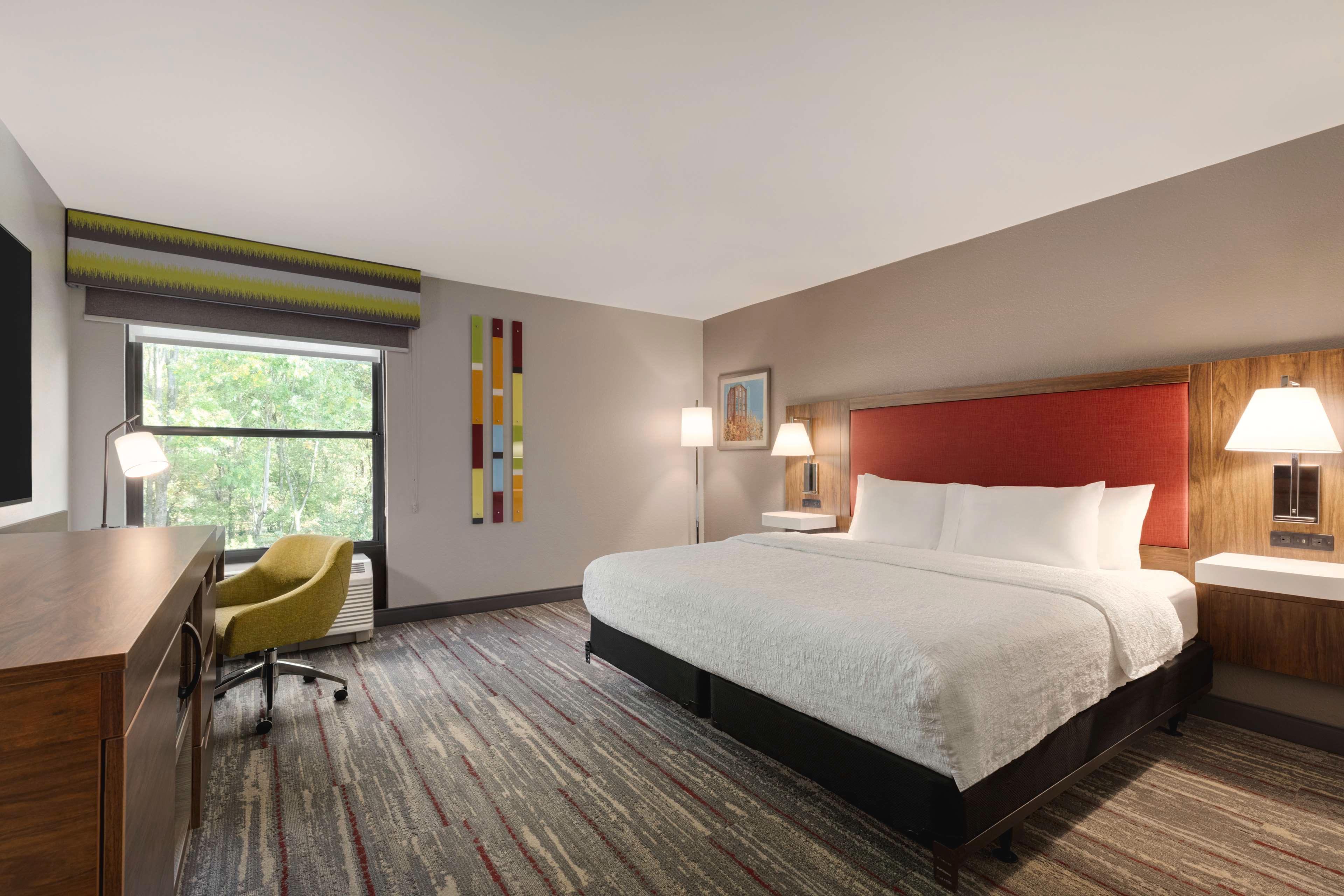 غرفة بسرير كينج مع أريكة لذوي الإعاقة، Hampton Inn Starkville Mississippi State University 2/4