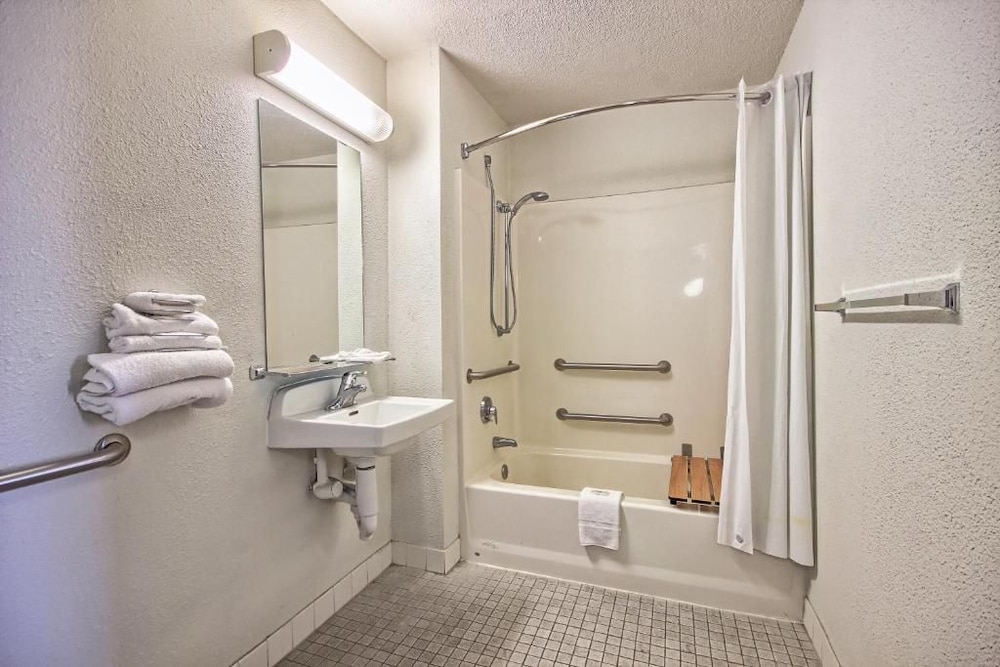 Motel6 Porterville, CA 55/57
