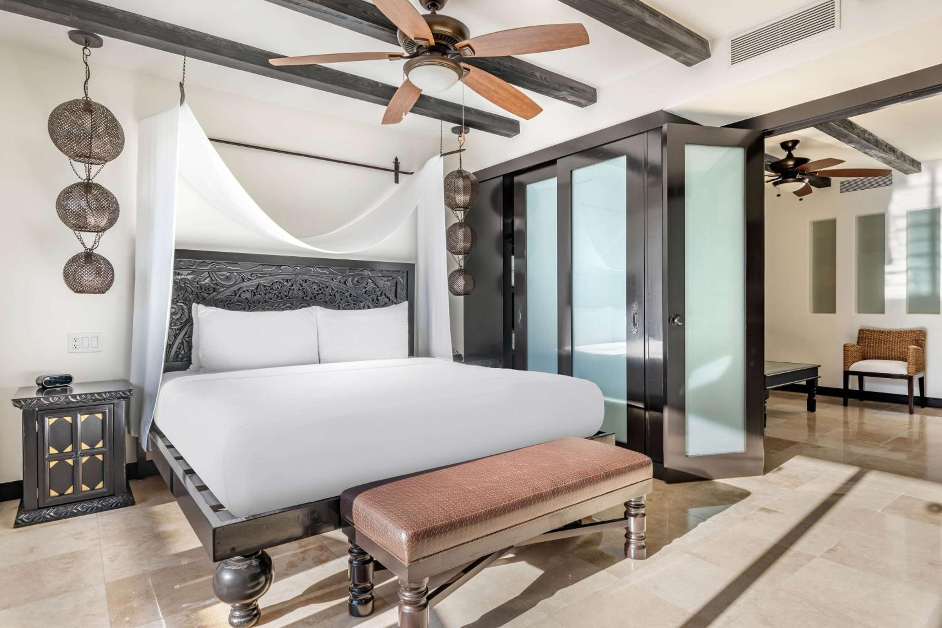 JUNIOR SUITE, KING BED, POOL VIEW, BALCONY