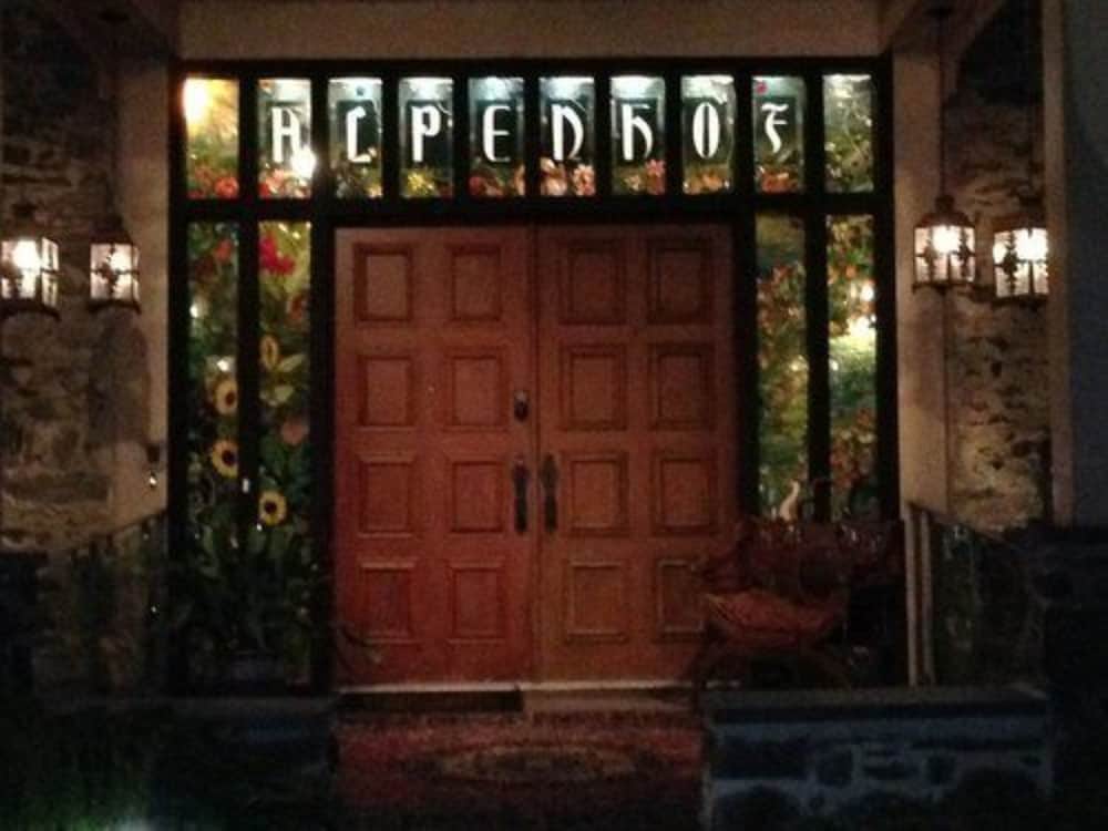 Alpenhof Bed and Breakfast 5/52