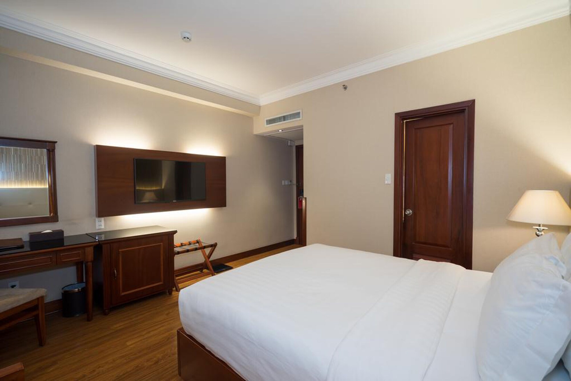 Superior, Queen Bed, No Window