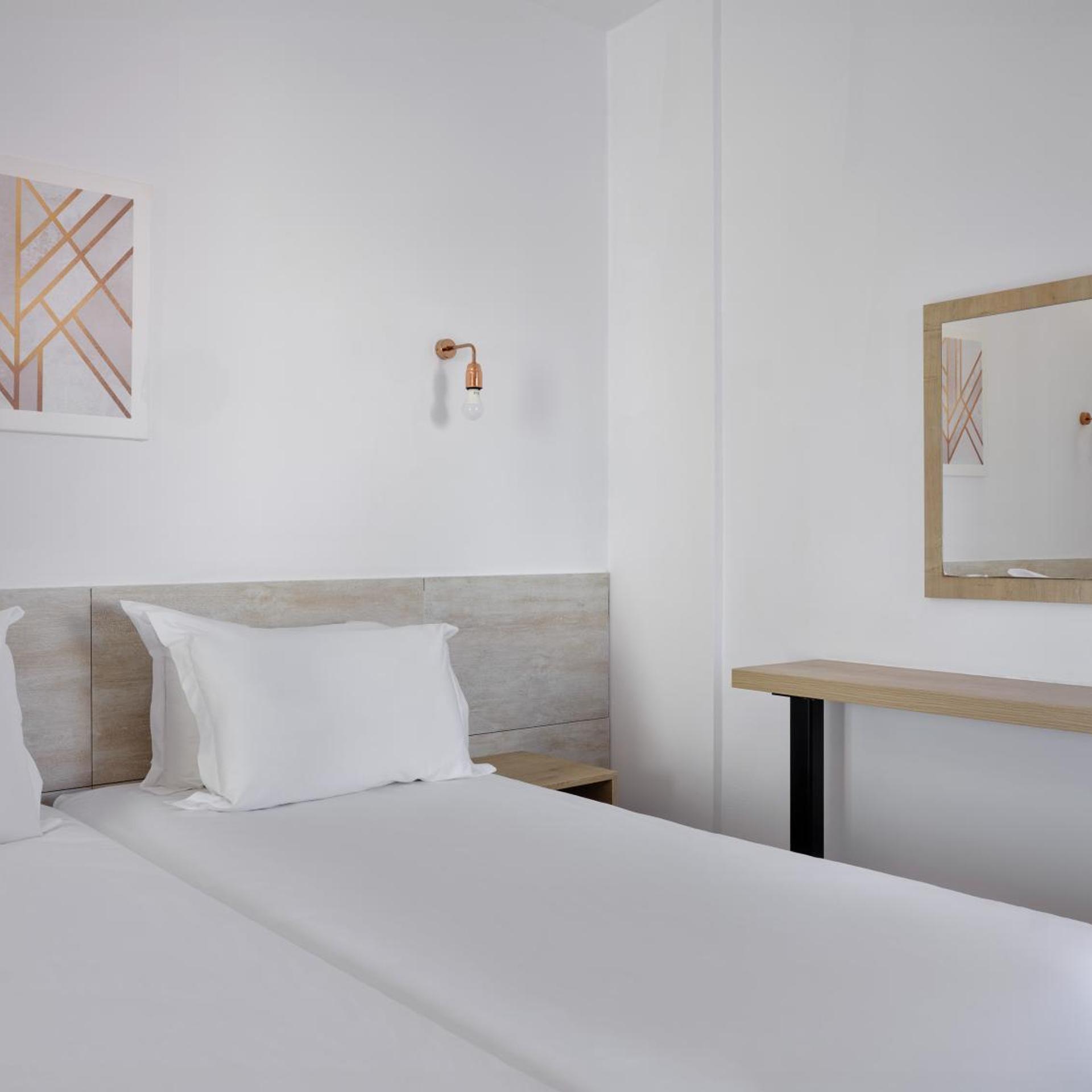 ROOM, DOUBLE OR TWIN BED, SIDE SEA VIEW