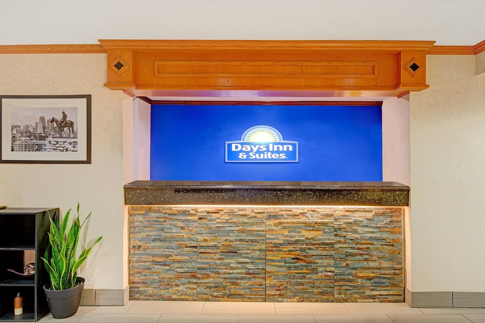 Days Inn & Suites By Wyndham Kansas City South 2/43