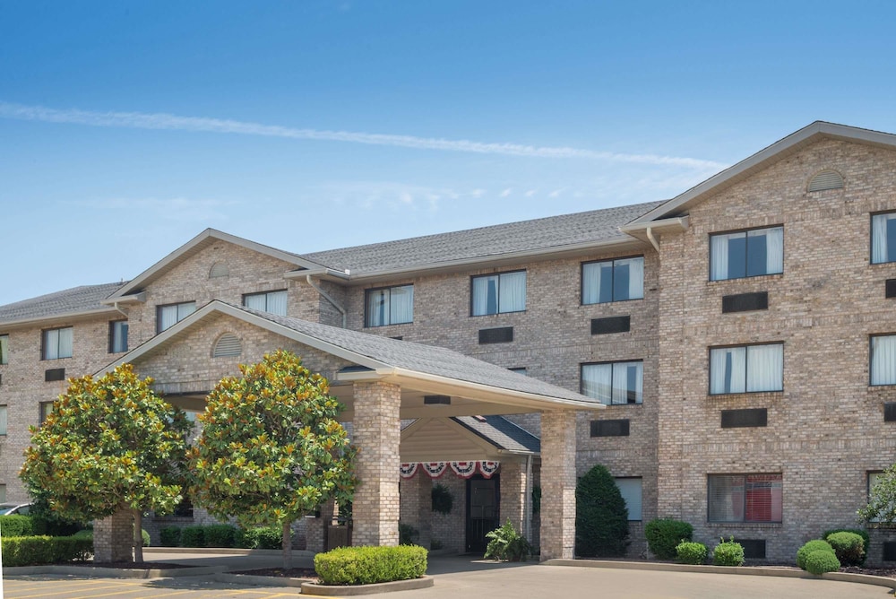 Ramada by Wyndham Catlettsburg/Ashland 1/35