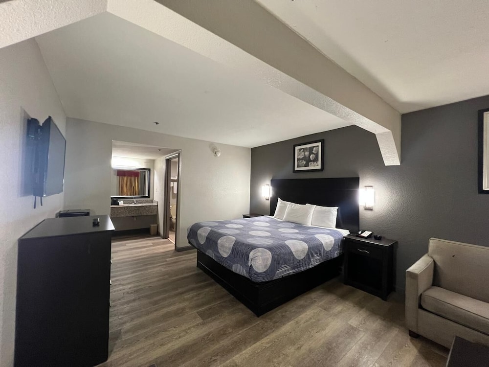 King Bed Suite Smoking