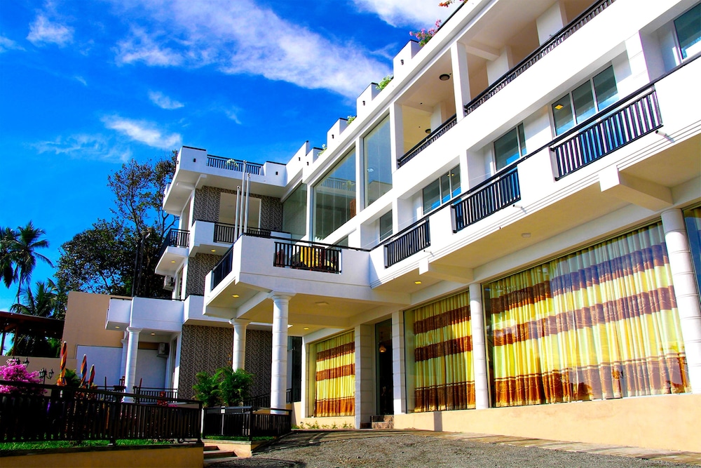 Queens Beach Hotel 6/50