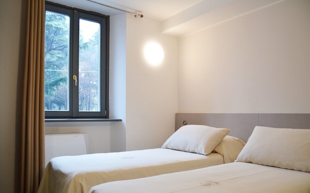 SUPERIOR, QUEEN BED