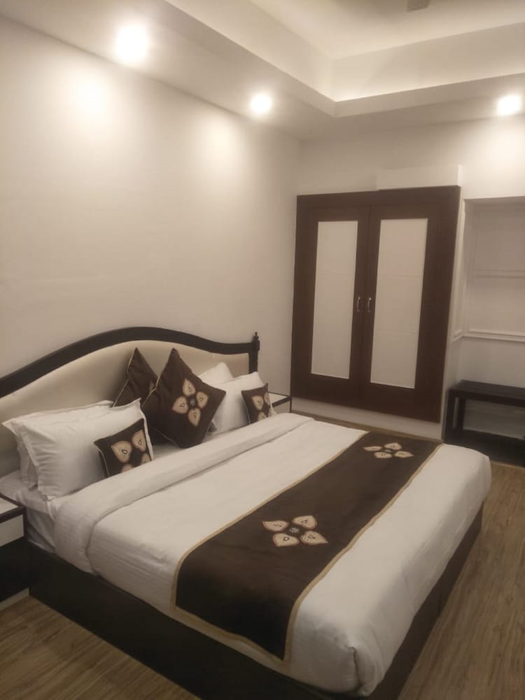 DELUXE, DOUBLE BED