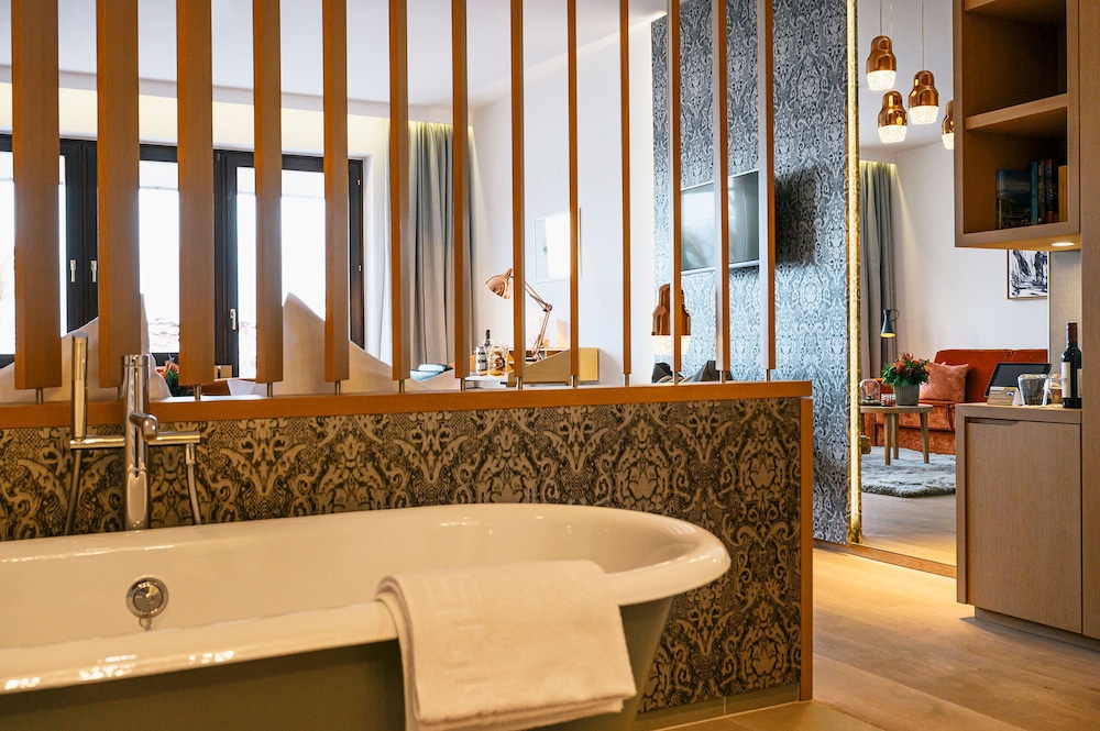 Junior Suite, Studio, King Bed, Lake View, Bathtub