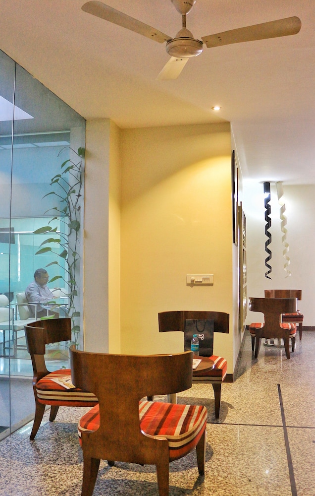 Stately Suites, Golf Course Road 48/58