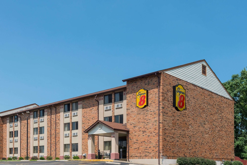 Super 8 By Wyndham St Charles 2/25