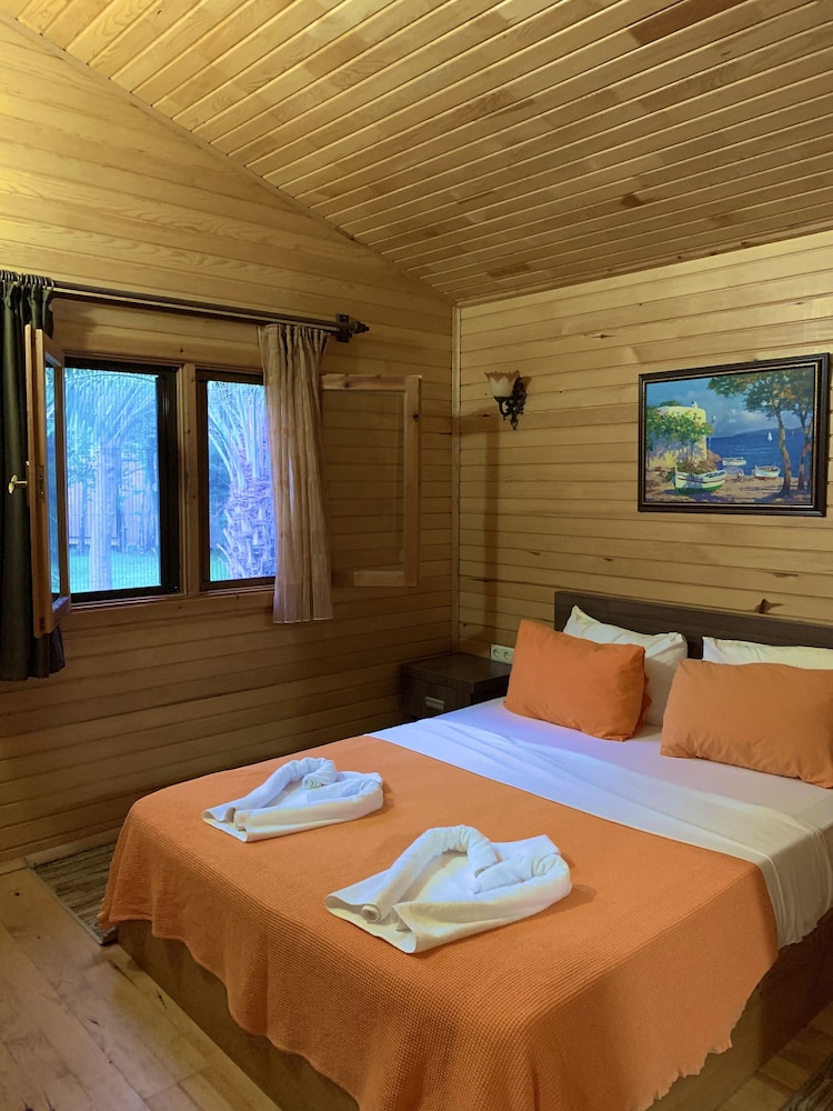 Canada Hotel & Bungalows 11/50