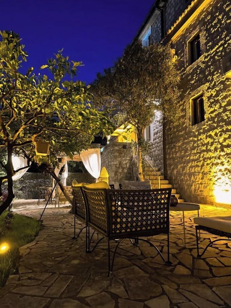 Serenita Stone House 20/22