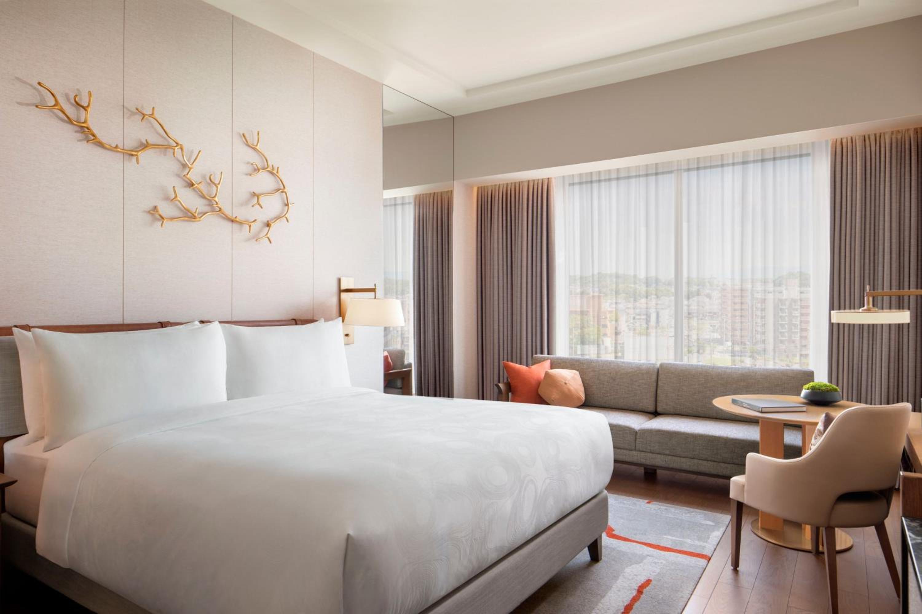 غرفة تنفيذية تنفيذية بسرير كينج بإطلالة على المدينة مع دخول الصالة، JW Marriott Hotel Nara 2/5
