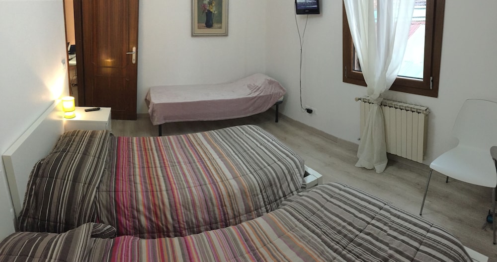 Harry's Guest House 6/36