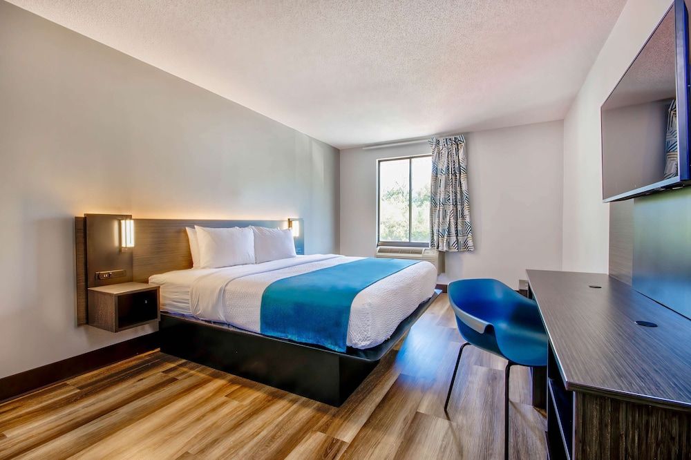 Motel6 Jeffersonville, IN - Louisville 18/33