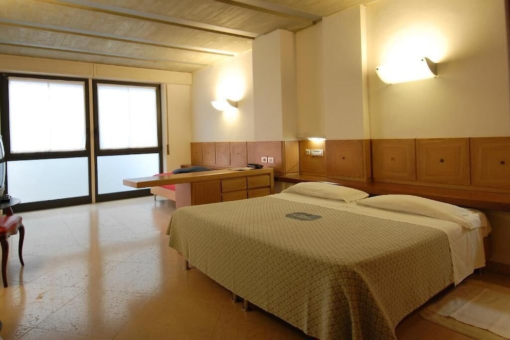 ALBERGO BIANCHI STAZIONE 22/50